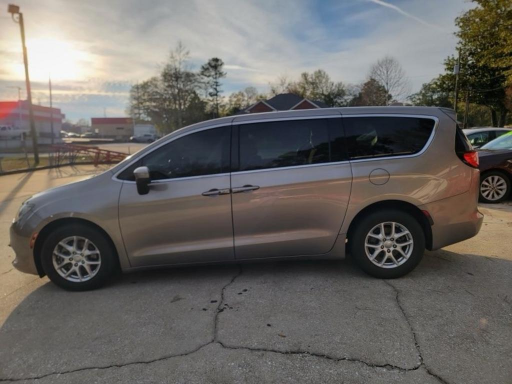 2017 Chrysler Pacifica LX's photo